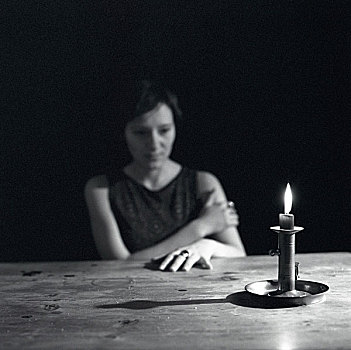坐,女人,桌子,蜡烛,燃烧,半身像,模糊,黑白