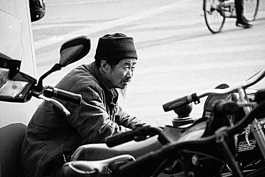 看车的大爷,北京,2011年11月,jpg