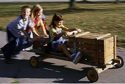 一群孩子,玩,肥皂盒车