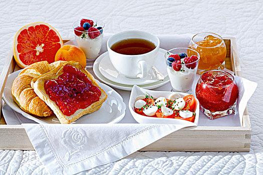 床上早餐,茶,果酱,酸奶,水果,西红柿,白干酪