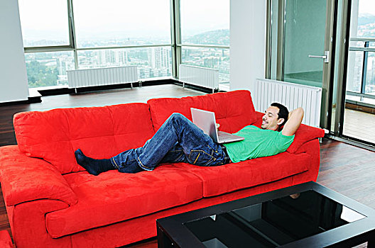 男青年,放松,红色,沙发,工作,笔记本电脑,在家,室内