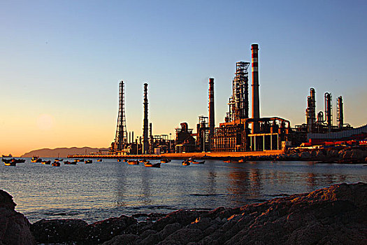 海滨的炼油厂