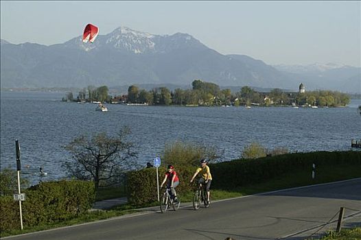 骑车,挨着,湖,基姆湖,滑翔伞,上方,女人岛,岛屿,背景,上巴伐利亚,巴伐利亚,德国,欧洲