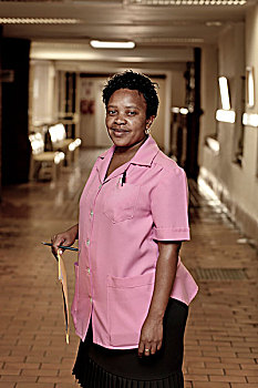 非洲,女护士,站,一个走廊,在相机微笑