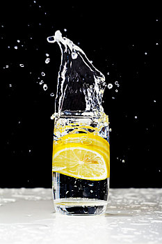 飞溅透明柠檬水