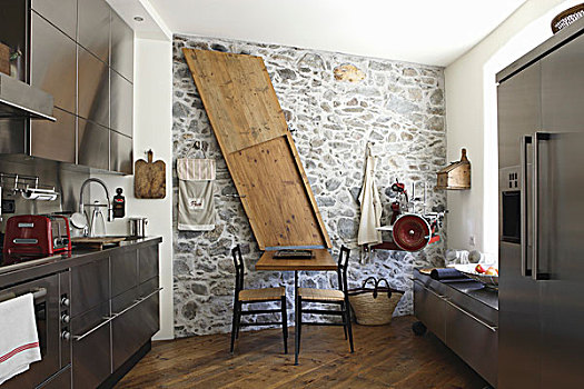 不锈钢,厨房,石墙,木桌子
