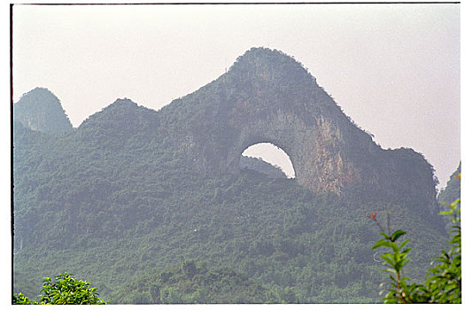 广西桂林阳朔县月亮山