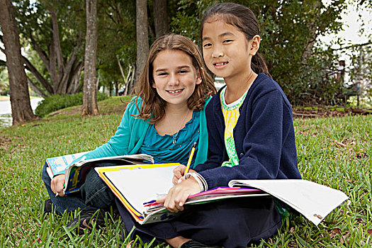 劳德代尔堡,佛罗里达,美国,两个女孩,功课,公园