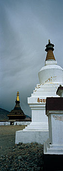 西藏山南桑耶寺黑白二塔