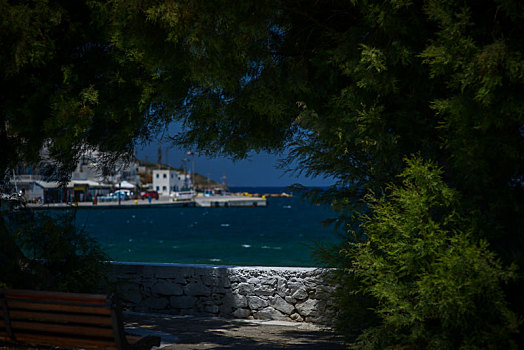 午后的阳光散落在希腊海岛码头旁