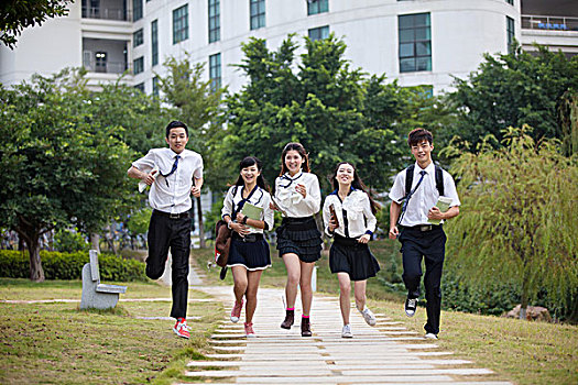 五个大学生在校园奔跑