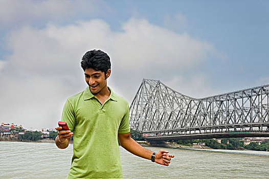 男人,发短信,手机,桥,背景,河,加尔各答,西孟加拉,印度