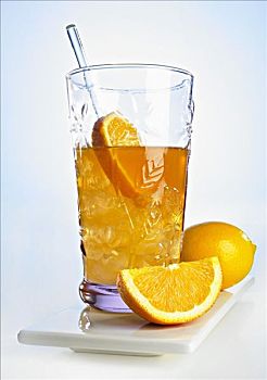 橙子,苏打,威士忌酒