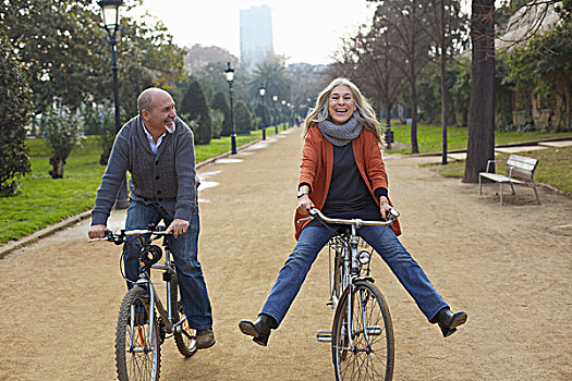 情侣,骑,自行车,树上,排列,小路,公园,微笑