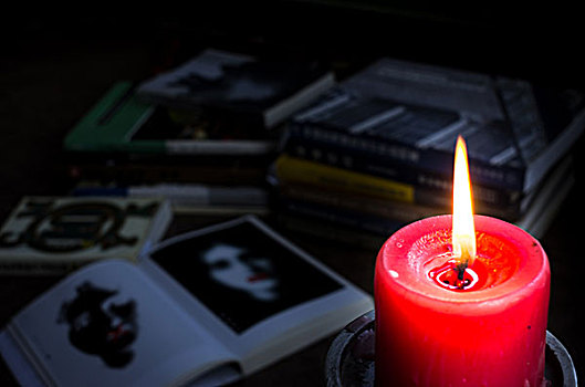 红蜡烛与书籍