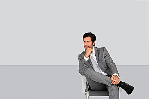 商务人士,坐,椅子,灰色背景