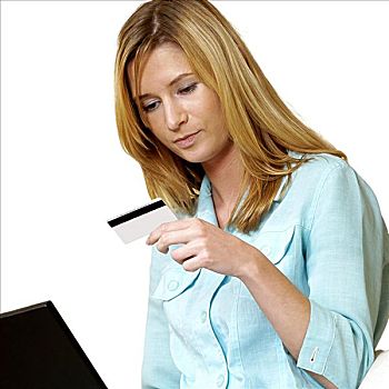 职业女性,看,信用卡,正面,笔记本电脑