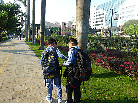 深圳小学生走在放学途中