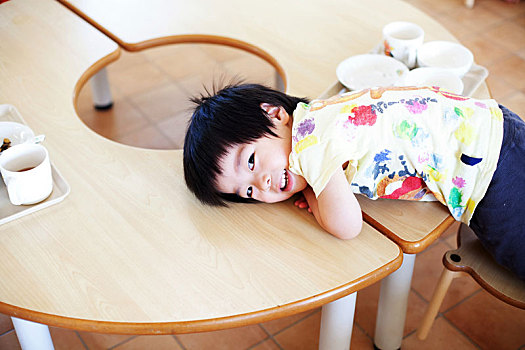 俯拍,男孩,躺着,桌子,仰视,日本人,学龄前