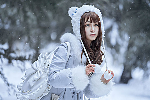 冬季大雪天里的美丽少女