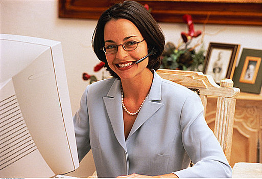 职业女性,坐,电脑,戴着,头戴式电话