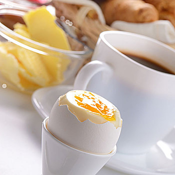 早餐,煮蛋,咖啡,牛角面包,黄油,上方,白色背景