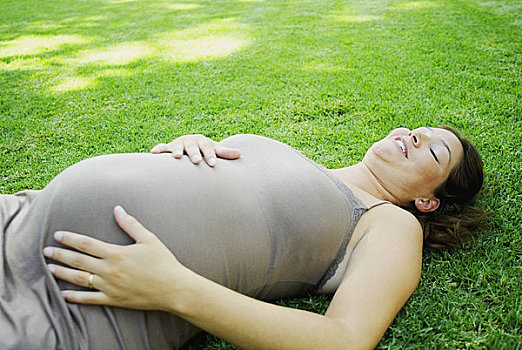 怀孕,女青年,躺着,草,接触,腹部