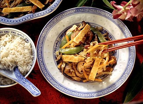 鸡肉,炒制食品,盘子,筷子