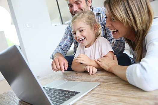 父母,小女孩,笑,正面,笔记本电脑