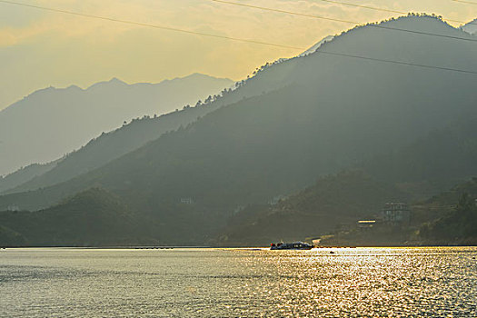 游艇,黄色天空,湖,浪花,水痕,波纹,快艇,船,山,山脉,射光,耶稣光