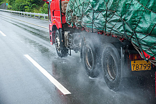 重庆至长沙在雨中g75高速公路上的大货车