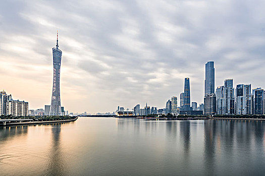 日落时分的广州塔和珠江新城cbd