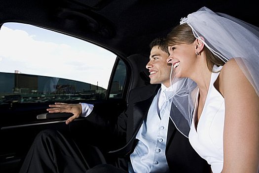 新婚夫妇,坐,汽车,微笑