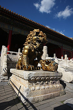 北京故宫乾清门前的镏金铜狮