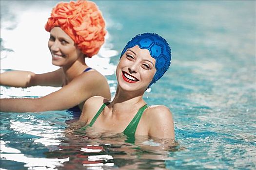 两个女人,游泳池,比尔提默酒店,珊瑚顶市,佛罗里达,美国