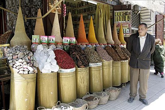 男人,旁侧,市场摊位,调味品,玛拉喀什,摩洛哥
