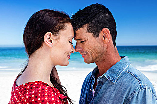 浪漫,情侣,给,爱斯基摩吻,海滩