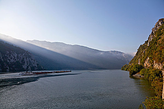 铁门,峡谷,多瑙河,南方,喀尔巴阡山脉地区,国家公园,塞尔维亚,罗马尼亚,河,船,通过