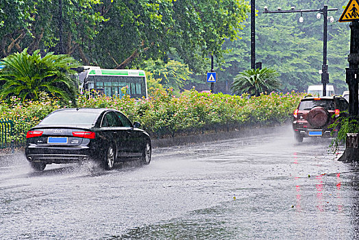 雨天路面