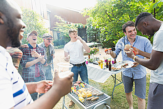 男性,朋友,笑,吃饭,烧烤架,后院