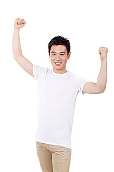 一个穿白汗衫双手高举的男青年
