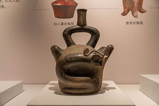 秘鲁中央银行附属博物馆库比斯尼克文化猫面马镫口陶瓶