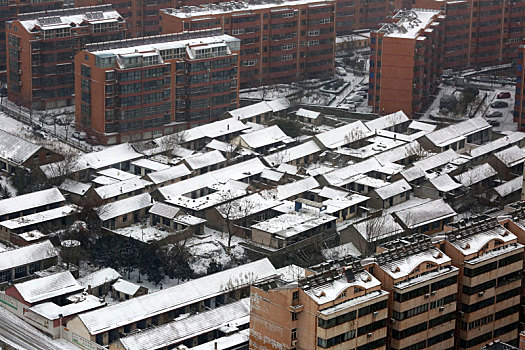 山东省日照市,狂风暴雪席卷港城,港口生产受阻,红色矿石堆场变身,雪山