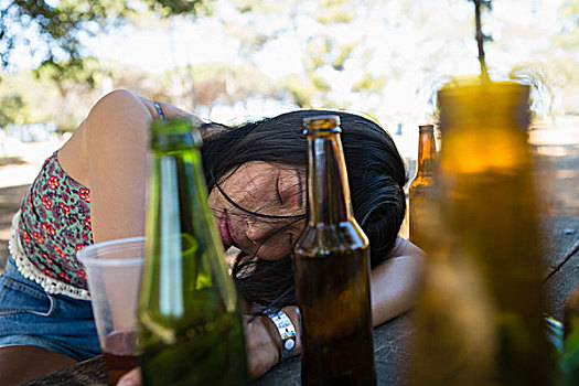 醉酒,女人,睡觉,桌子,拿着,玻璃杯,啤酒,公园