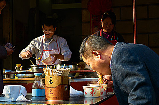 面条,面食,早餐,午餐,路边摊,汤面,街道,大排档,小吃,美食