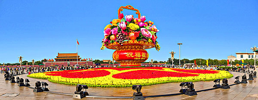 2017年国庆期间天安门广场前旋转了19米的大花篮