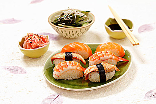 握寿司,三文鱼,鳗鱼,对虾,腌制,姜,海草,沙拉