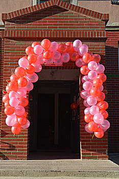 婚礼婚庆喜庆的场景红色的气球拱门