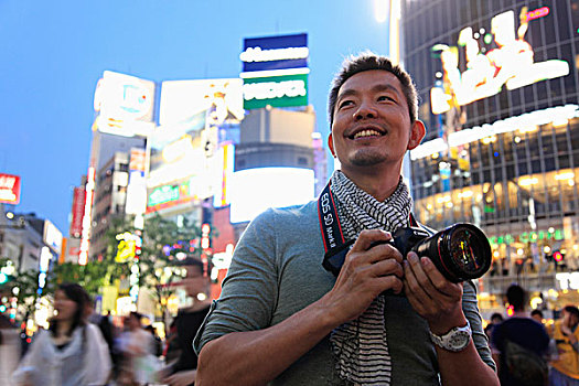 男人,拿着,相机,正面,照亮,建筑,晚上,涩谷,日本