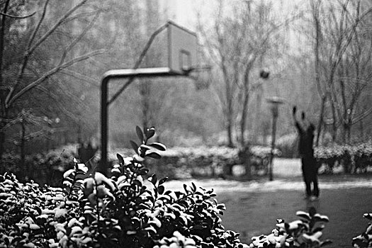 北京街心公园篮球少年